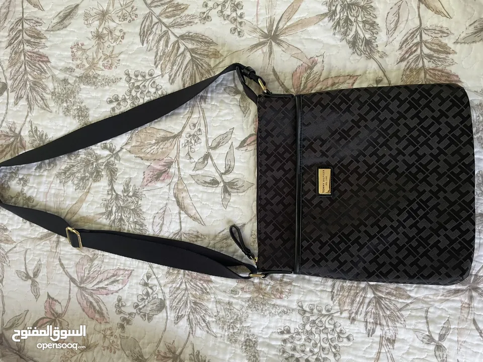 Tommy Hilfiger black hand bag!!