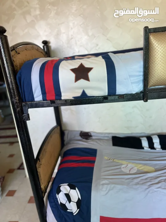 سرير طابقين حديد بحالة ممتازة وبسعر مناسب جداً