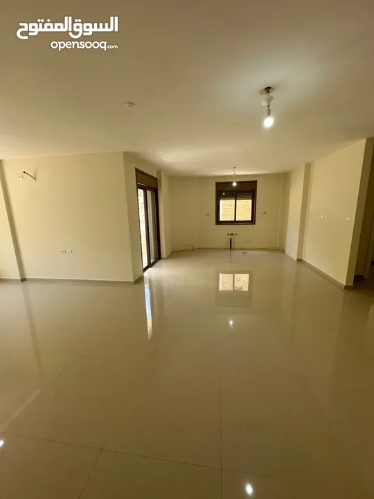 ثلاث غرف نوم غير مفروشة للايجار