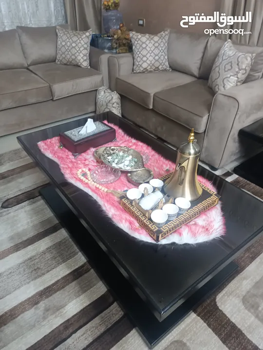 طاولات خشب عدد 3 وحده كبير واثنتين وسط