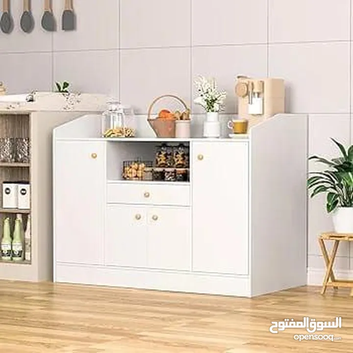 خزانة عملية مع مقابض خشبية بسيطة وأنيقة  تصميمها يجمع بين المساحات المغلقة والرفوف المفتوحة لسهولة
