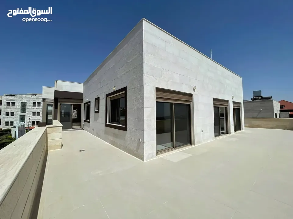 شقة طابقية (سكن خاص) للبيع بإطلالة (بانارومية) وجميلة جداً على السيتي مول وحدائق الحسين وقرب مكة مول