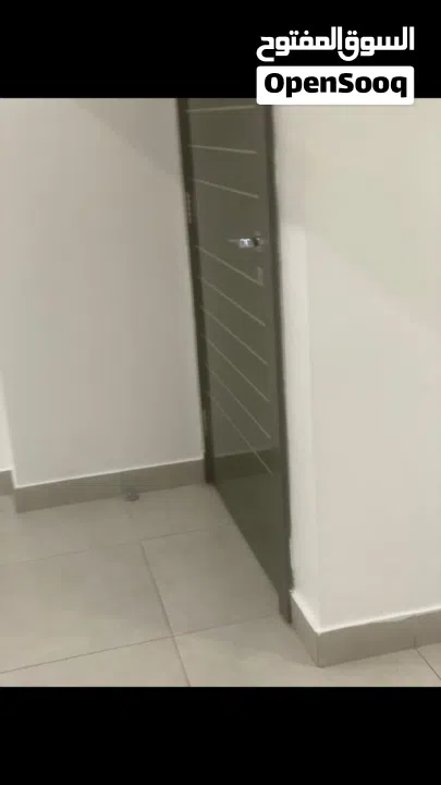 شقة فاخرة مؤثثة كامل ببرج بالجفير  تعطي اقامة دائمة للاجانب  بها كافة الامكانيات