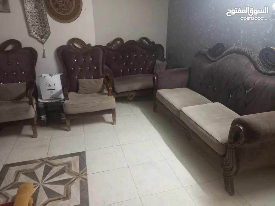 طقم كنب بحال الوكاله يتكون من 8 مقاعد لايوجد كسر ولاخدش البيع لدواعي السفر والتواصل عبر الوتس اب