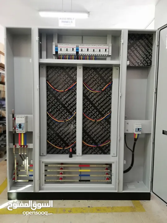 تجميع وصياتة لوحات التحكم الكهربائية ،العمل بمواصفات ومخططات هندسية