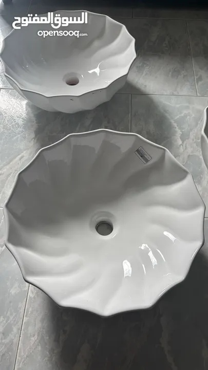 أحواض غسيل سيراميك باللون الابيض 3 قطع متبقيه. White flowers ceramic basins-3 left in stock