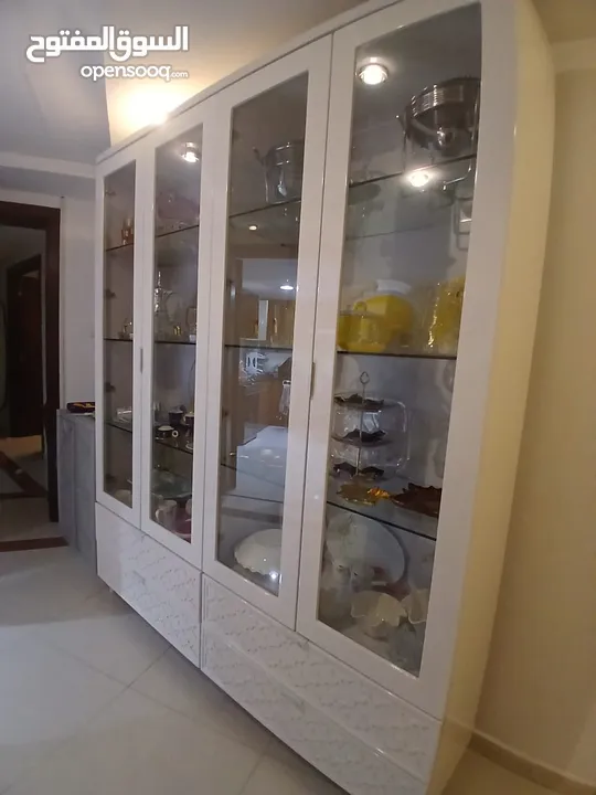 Dinning room cabinet for sale خزانة سفرة مستعملة للبيع