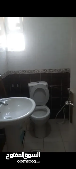 شقة أرضيه مع تسويه ببلاش بالأقصى قرب مستشفى حمزة