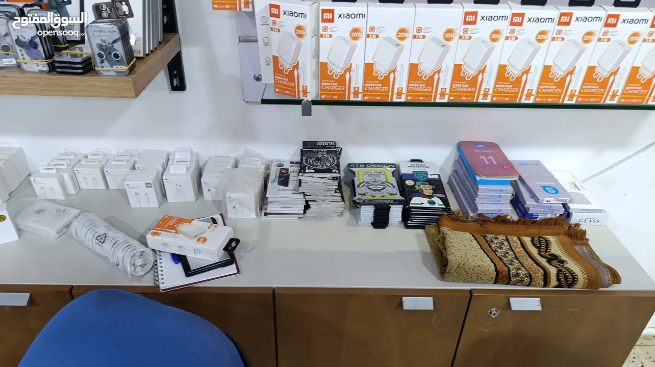 محل كامل للبيع بضاعة رفوف عدت صيانة الجوالات مكيف بترينة