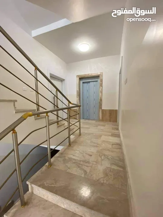شقة راقيه جديدة للبيع في مدينة طرابلس منطقة السياحية داخل المخطط بالقرب من المعهد النفط