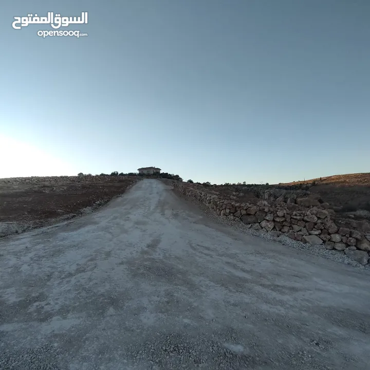 للبيع قطعة ارض الموقع دحل قريبة جدا لشارع جرش الزرقاء موقع مميز