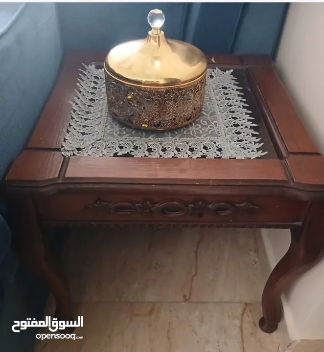 طاولة وسط مع طاولتين جانبيات