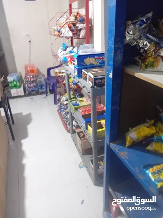اثاث بقاله واجهه المنيوم وباب حديد سحاب