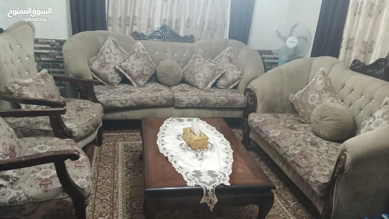 طقم كنب للبيع بحالة الجيدة مع 3 طاولات