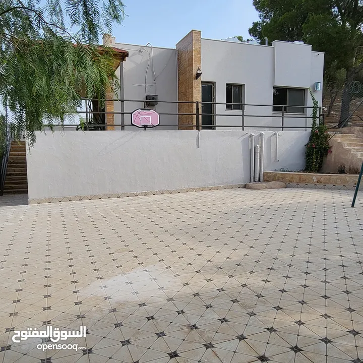 فرصة استثمارية للباحثين عن الهدوء والتميز ، شاليه مميز ضمن كومباوند وفي منطقة مطلة على سد الملك طلال