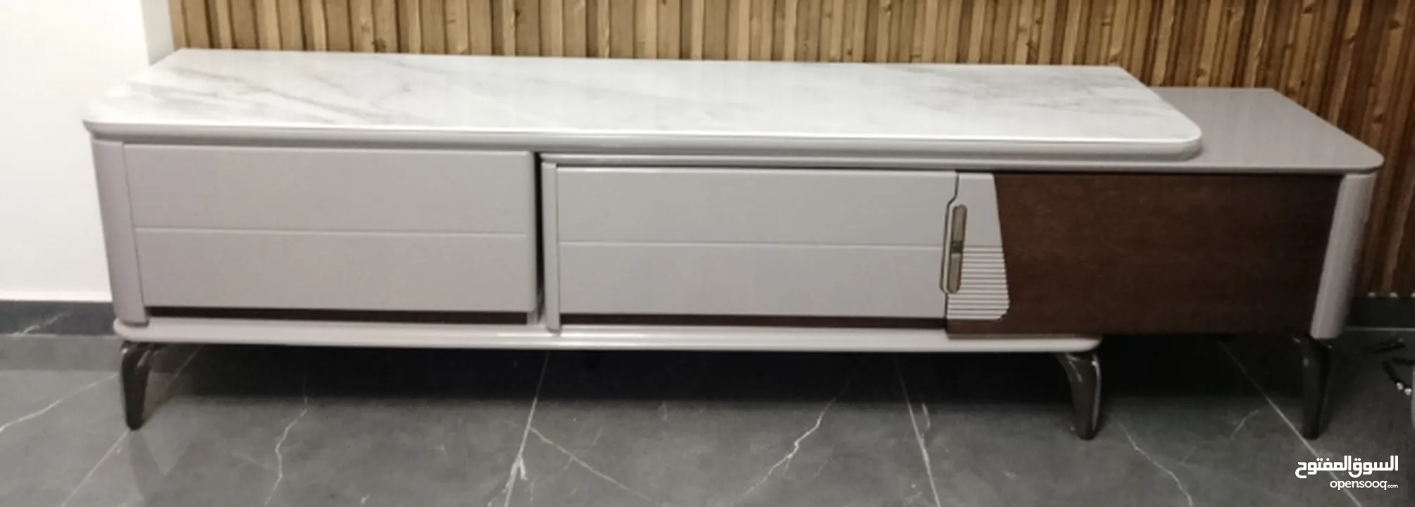 مزنون مع طاوله وسط فاخر جرانيت شبه جديد