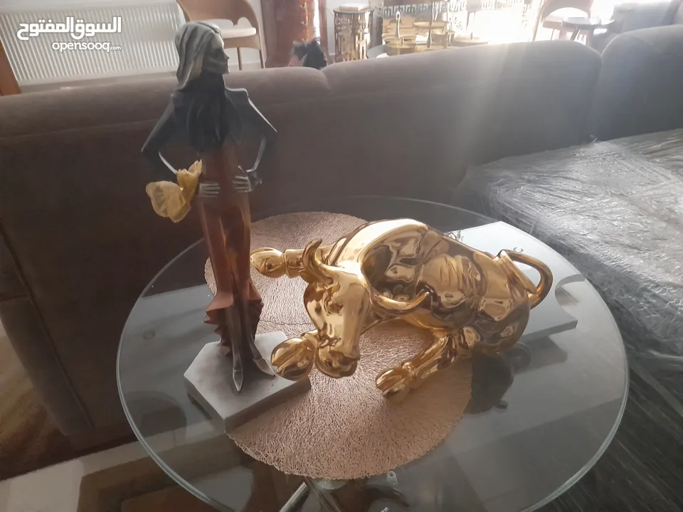 تحف وانتيكات ونحاسيات بسعر مغري من المالك