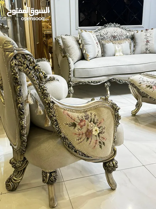 طقم كنب New classic فاخر ومميز جداً 7مقاعد مع طربيزة الوسط
