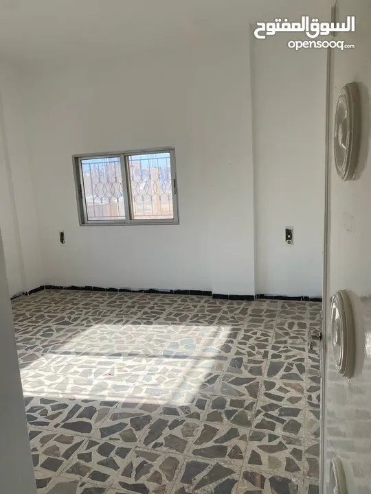 منزل كبير  الزرقاء/ الوسط التجاري