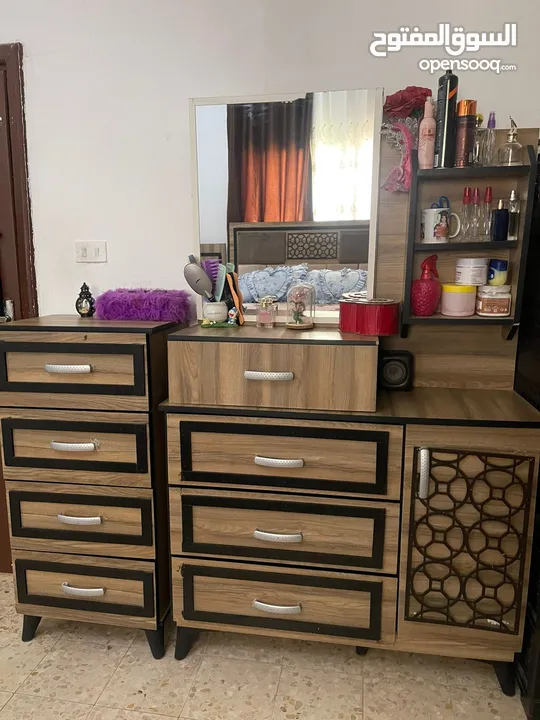 غرفة نوم استعمل بسيط خشب لامينت مع اضفات ملحق خزانه وصندوق وملحق تسريحه مع الفرشة جديده السعر400.د