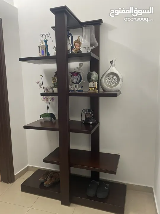 مزنون خشبي لوضع التحف
