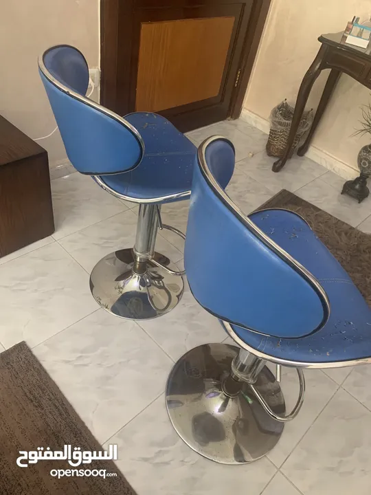 2 كراسي مطبخ وكافيها مرتبين مع مسند ظهر متين لون ازرق