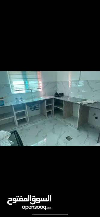شقه سكنيه مفروشه جزئي تشطيب جديد فيها ثلاجه وتخوت وفرشات وخزانه