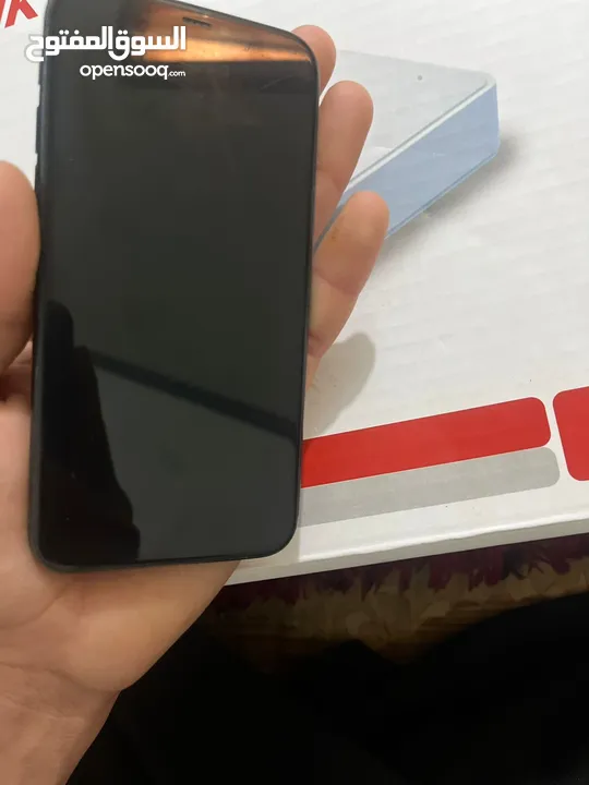 iPhone 11pro مستعمل حاله ممتازه لون زيتي سعة التخزين 256بطاريه 93 معا شاحن