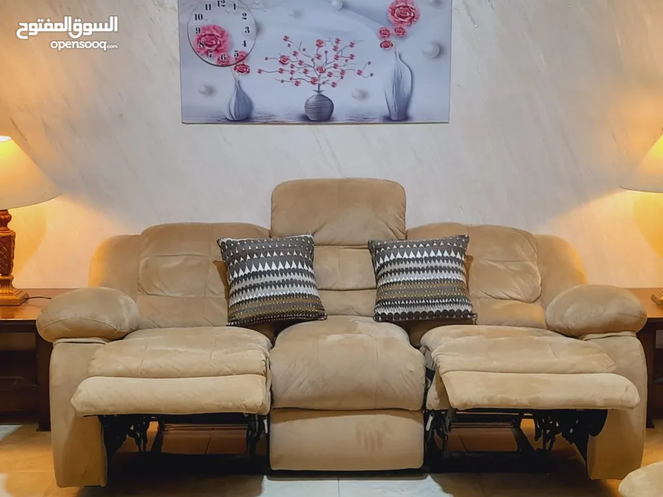 طقم كنب ريكلاينر 7 مقاعد مستورد  بمواصفات عاليه الجوده وبحاله ممتازة قمه بالروعه والفخامه والراحه