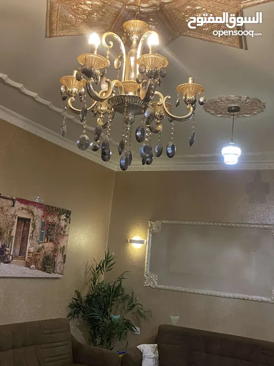 اثاث مستعمل  بجودة ممتازة جدا طقم كنب وطاولة سفرة وثريا عدد 2