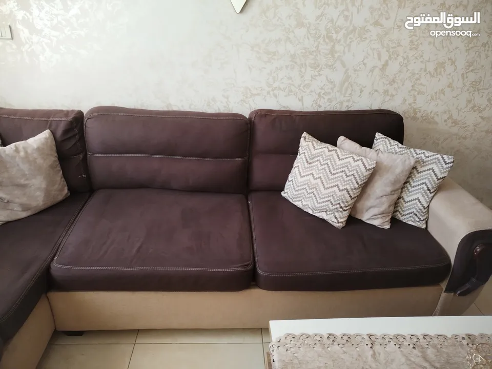 طقم كنب كورنر بحالة ممتازة استعمال  خفيف قماش ثقيل  تفصيل سفنج عالي خشب تقيل