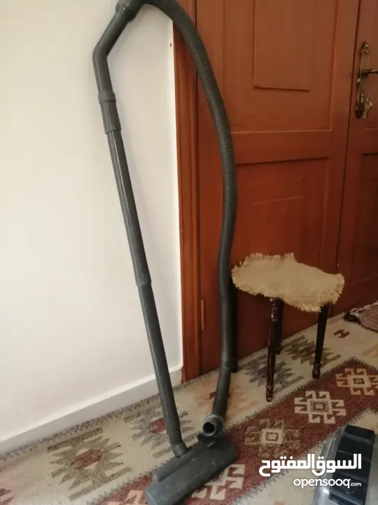 مكنسه كهرباء وكاله 1800واط معها جميع اغراضها استخدام قليل