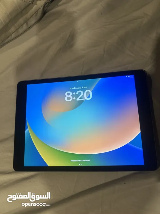 Ipad 9 64gb dark silver color excellent condition almost never used and it comes with a charger