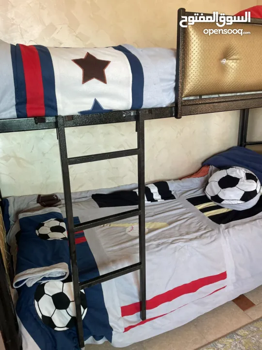 سرير طابقين حديد بحالة ممتازة وبسعر مناسب جداً