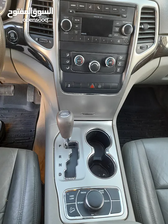 Jeep Grand Cherokee 2011                                                          Laredo 4x4