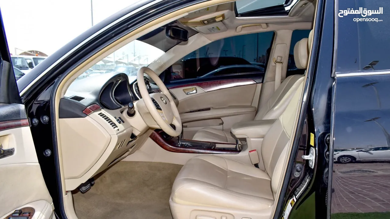 Toyota Avalon 2011 model with sunroof