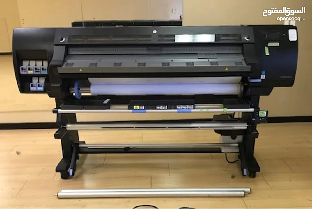 HP LATEX DESIGNJET L26500 ماكنة طباعة لتكس اوت دور  بحالة ممتازة  للبيع  معاها اغراضها ورولاتها ع