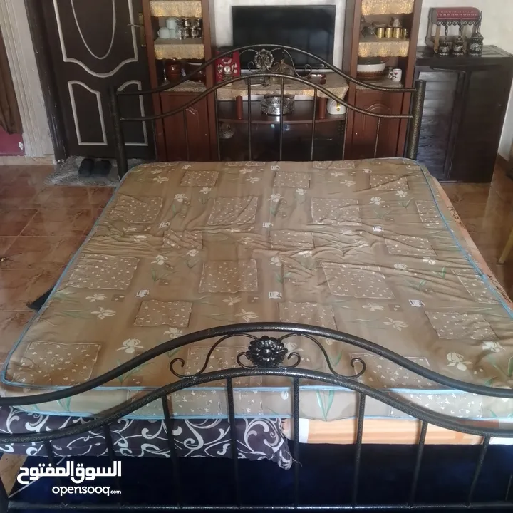 تخت مفرد ونص مصري