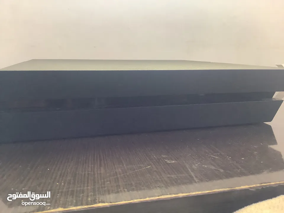 بلايستيشن 4 مستعمل مع يدتين بحالة الوكالة مع كفالة سنة كاملة (فقط للبيع ما اقبل تبديل أبدا)