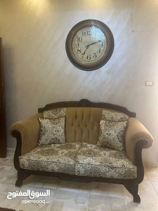 طقم كنب 9 مقاعد + طقم طاولات وسط
