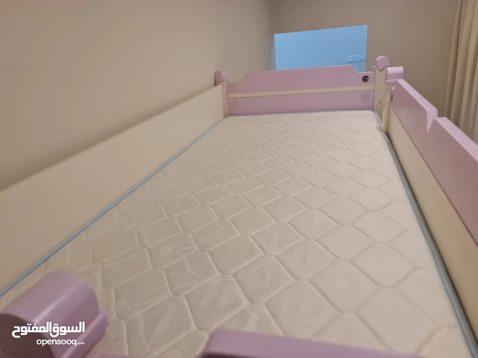 سرير للأطفال طابقين