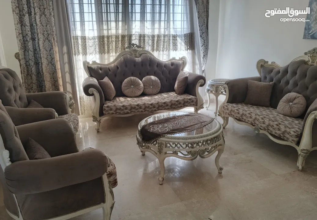 طقم كنب 7 مقاعد ، نيو كلاسيك مع طقم طاولات ، وغرفة سفرة فرنسي مع فضية وملحق ومراي ، بحالة ممتازة جدا