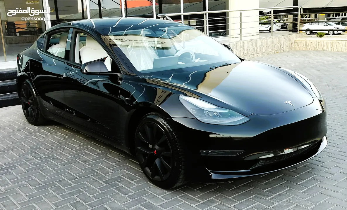 تيسلا 2023 model 3 فحص كامل اوتوسكور لون اسود ملوكي داخلي ابيض بحالة الوكالة بسعر لقطة ومحروووق
