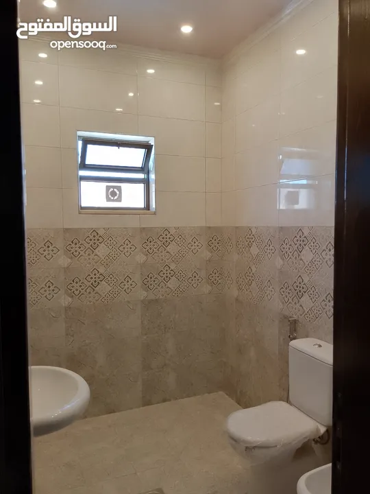 شقة طابقية بمواصفات مميزة للايجار في البنيات من المالك مباشره يرجى عدم تدخل وسطاء او مكاتب عقارية