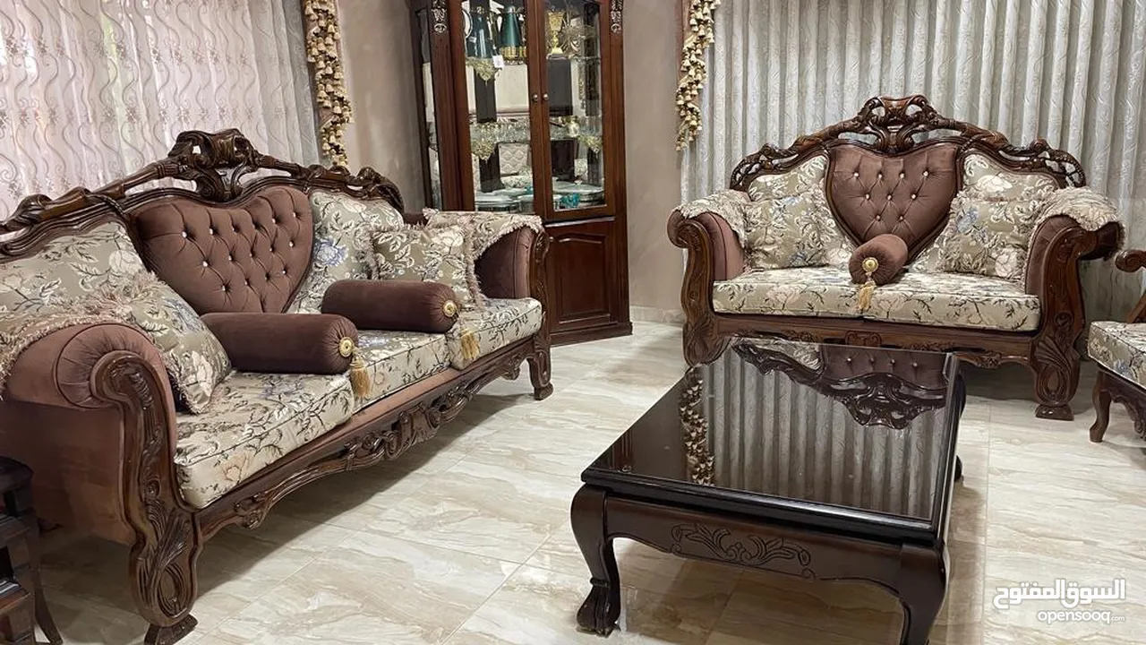 طقم كنب 7 مقاعد شبه جديد مع طربيزات