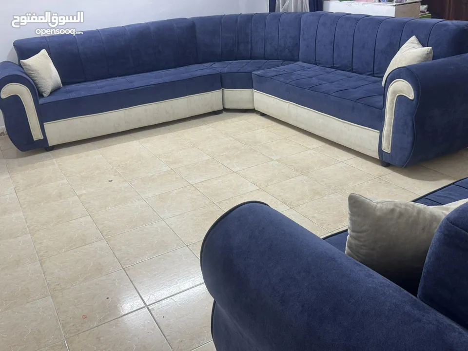 طقم كورنر 9 مقاعد لون كحلي وبيج استعمال خفيف بداعي السفر