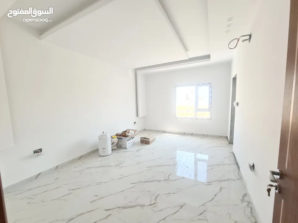 شقة  جديدة للبيع الدور الأول 3 غرف بالمعبيلة /حلة النصر