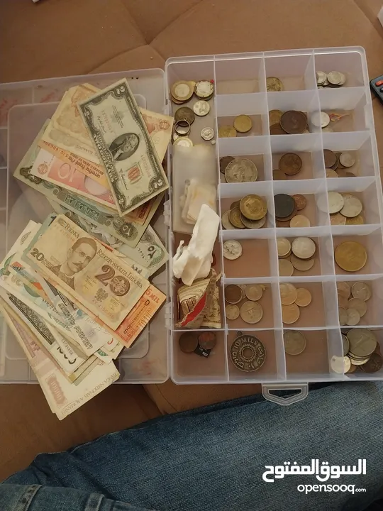 عملة ورقية و معدنية و مجموعة طوابع