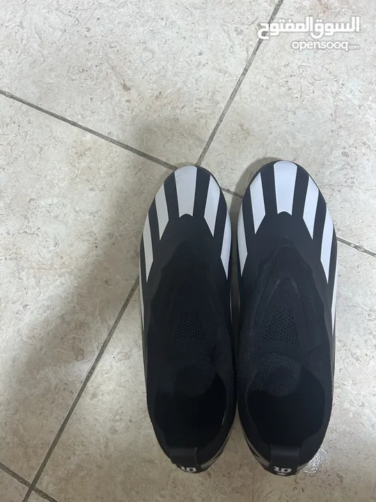 حذاء رياضي كرة قدم بحالة جديدة