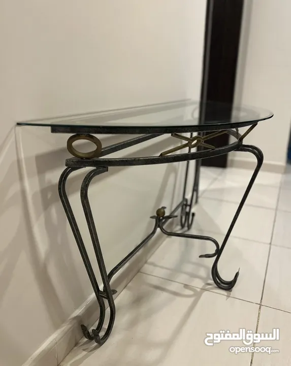 طاولة ديكور بسطح زجاجي و سيقان معدنيّة Console Table with glass top and metallic support